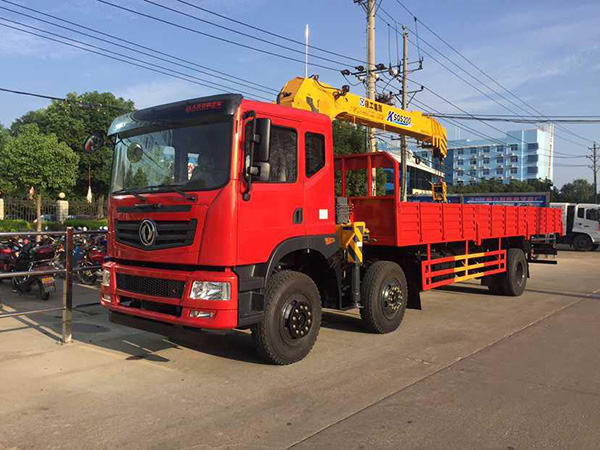 東風前四后四輪8.5米隨車吊