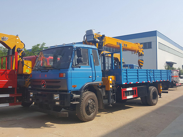 東風5.8米貨箱隨車吊