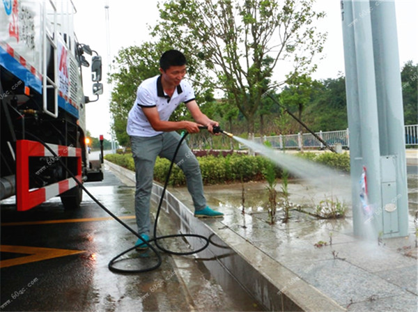 東風天錦路面清洗車卷盤沖洗效果